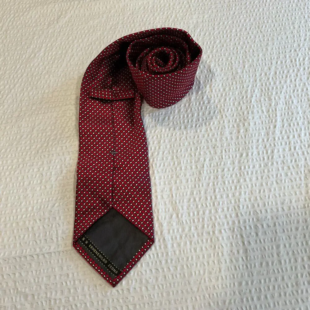 Ermenegildo Zegna red 100% silk tie with geometric pattern